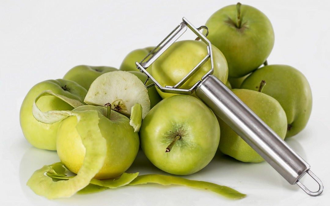 Pourquoi éplucher certains fruits avant de les passer à l’extracteur