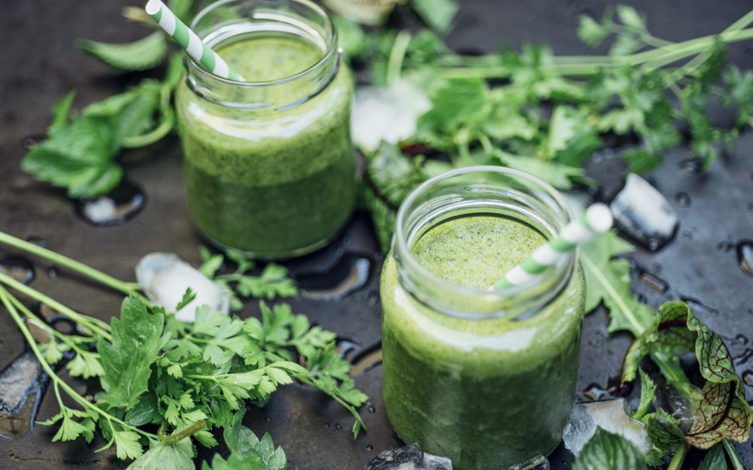 Recettes originales de jus avec des herbes aromatiques